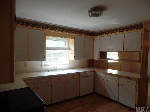 3rd image of 1516 N Main Ave