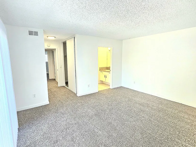 Beach Walk Apartments — Photo 25