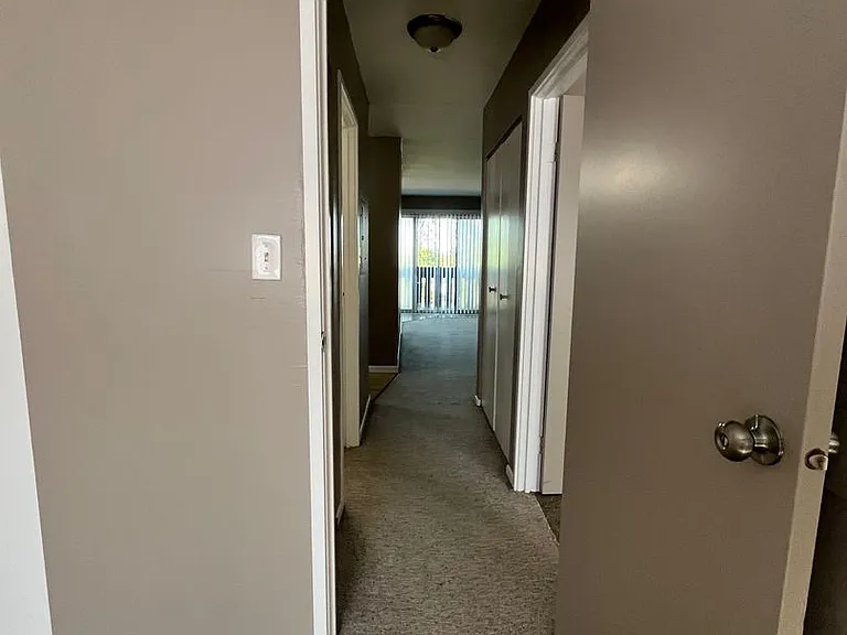 111 Pickwick Dr — Photo 6