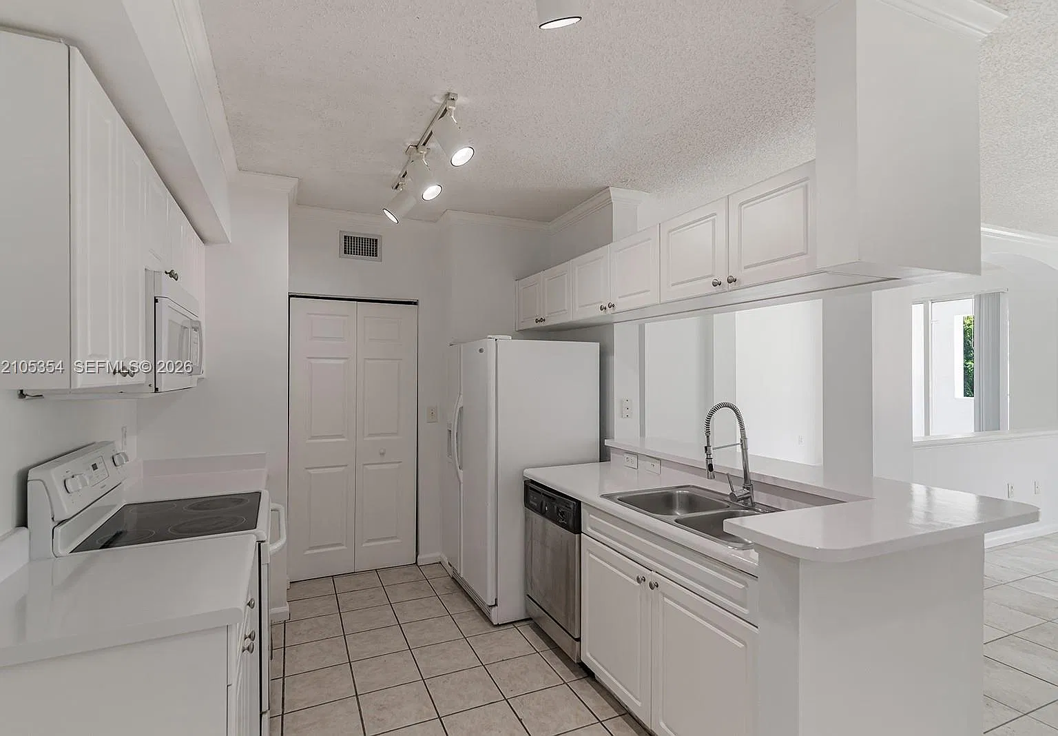 17125 N Bay Rd — Photo 1