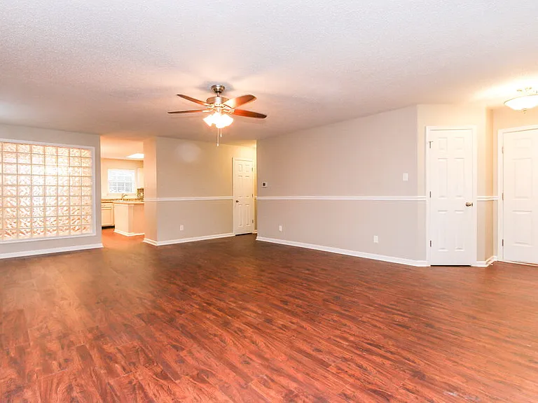 2425 Woodmont Ct — Photo 2