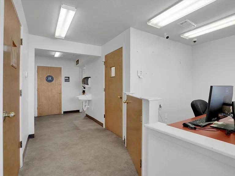 490 E L St — Photo 15