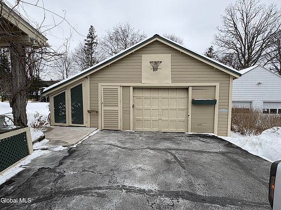 4th image of 16 Carillon Road