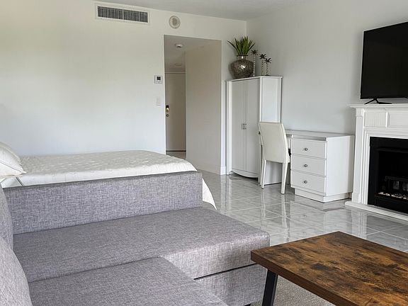 3rd image of 2600 N Flagler Dr APT 413