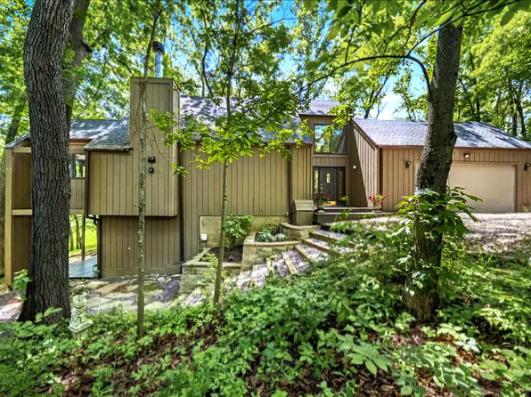 1309 Wildwood Ln, Mahomet, IL 61853