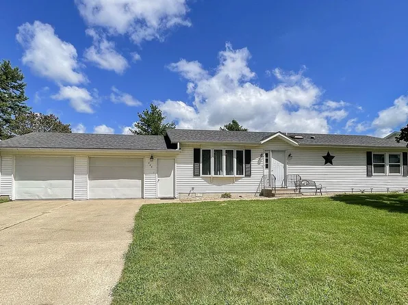 205 Eisenhower Dr, Wyoming, IA 52362
