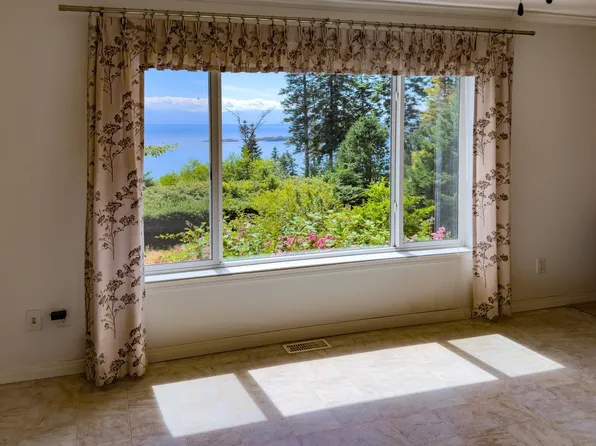 8097 Redrooffs Rd, Sunshine Coast, BC V7Z 1C7