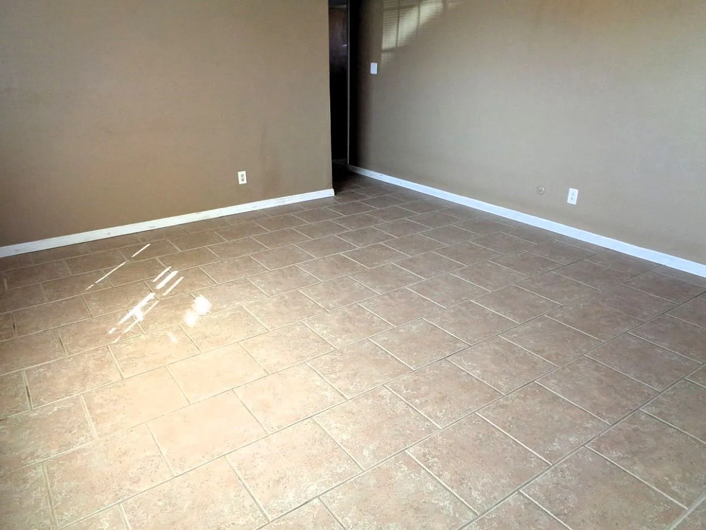 Nice Single Level Northeast Duplex With Refrigerated Air Located In Quiet Neighborhood — Photo 2