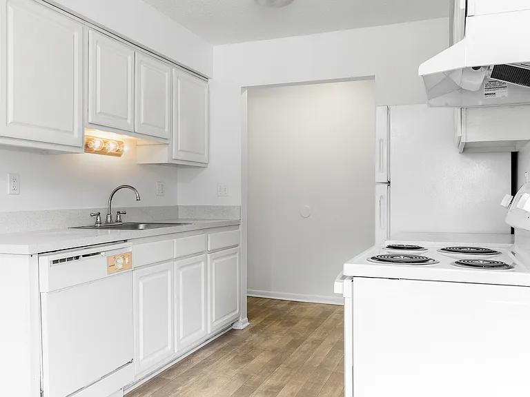 Hillcrest Club Apartments — Photo 83