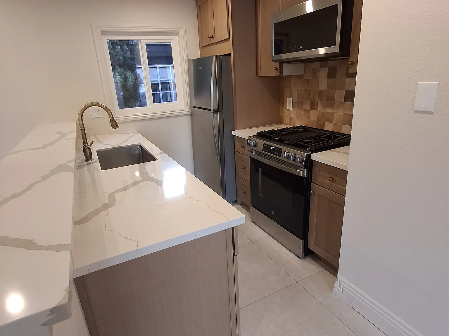 3 bed, 1255 sqft, $3,295 — Photo 2