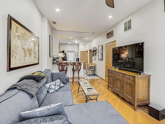 4th image of 816 N Hermitage Ave #2