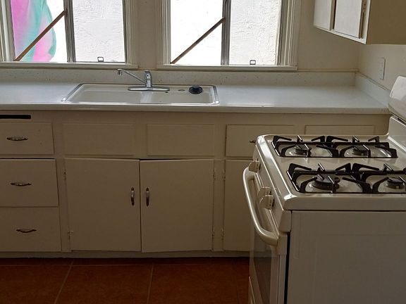 2nd image of 864 W Hays St #864