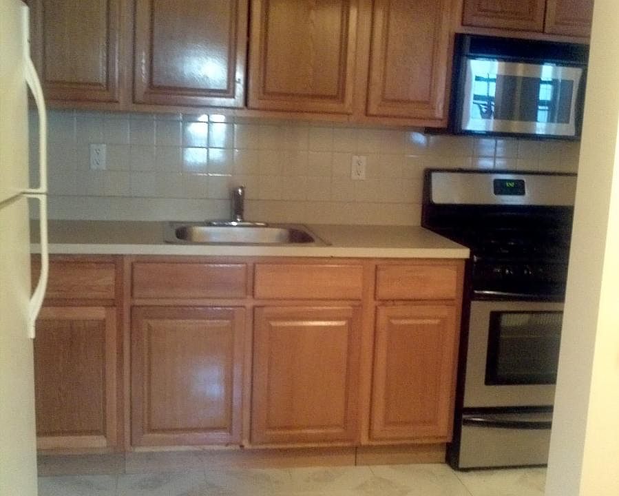 2nd image of 160 W 133rd St
