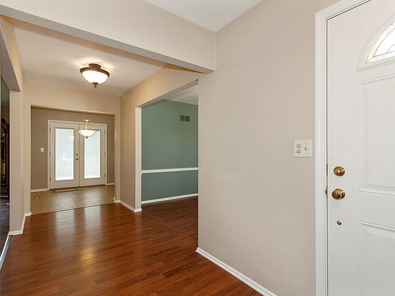 5th image of 325 Stratford Ct