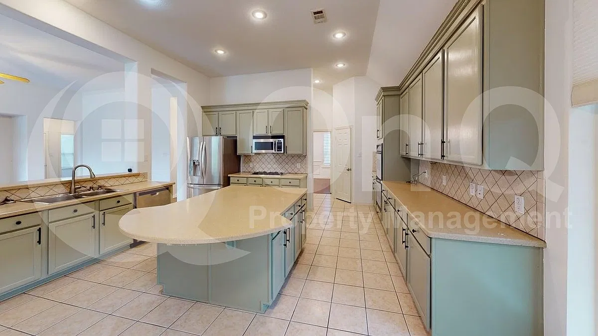 4 bed, 3.0 bath, 2727 sqft, $2,840 — Photo 3