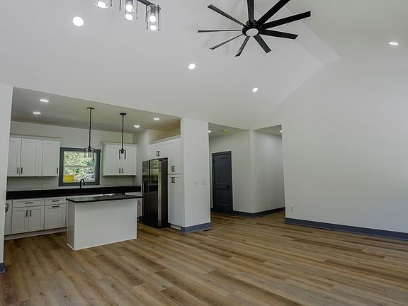 4th image of 205 W Minnie Ave