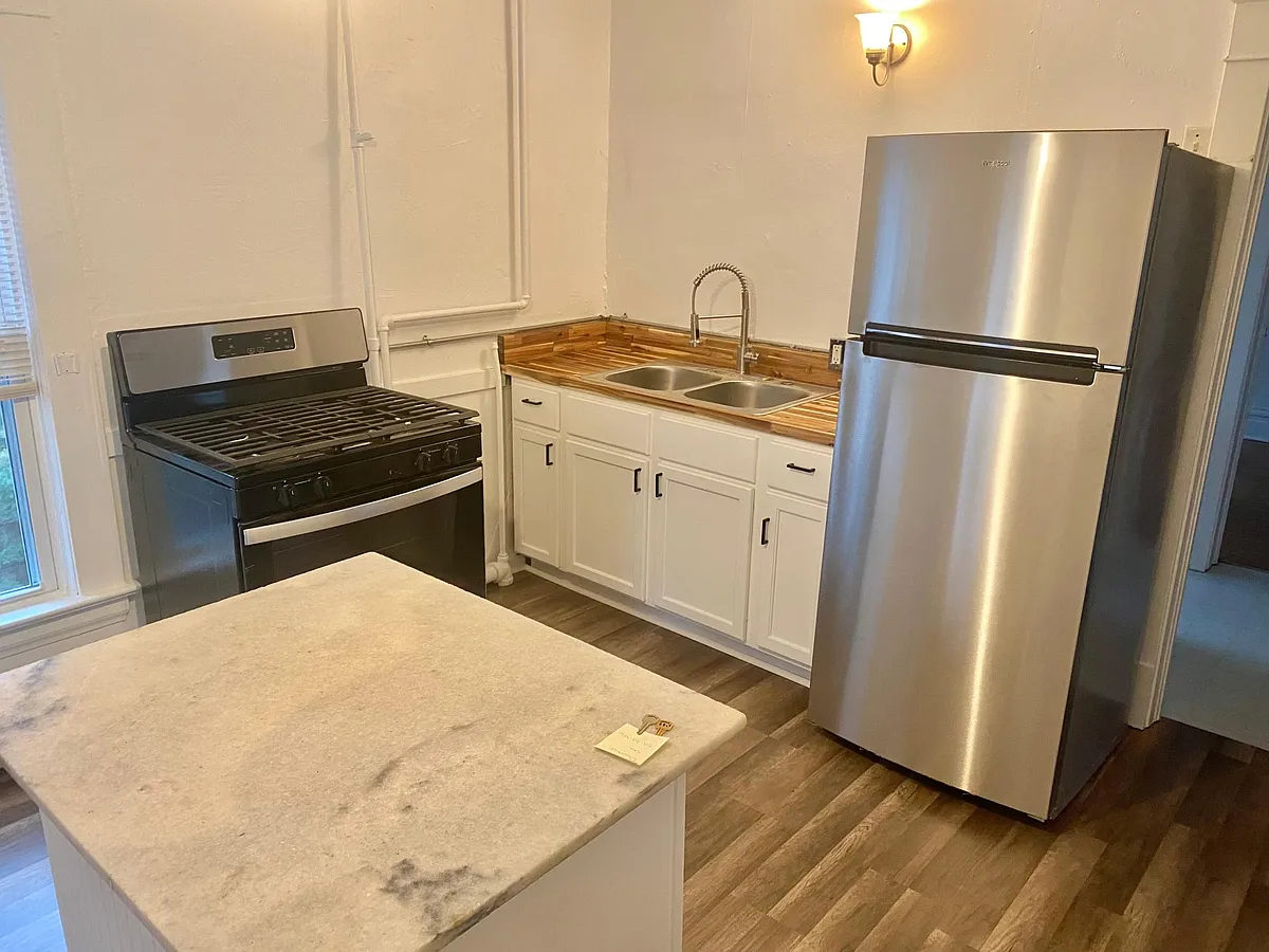 Kitchen - 947 Logan St SE #2