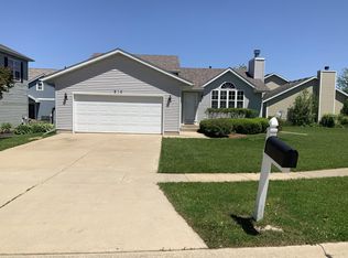 816 S Oak Creek Dr, Genoa, IL 60135