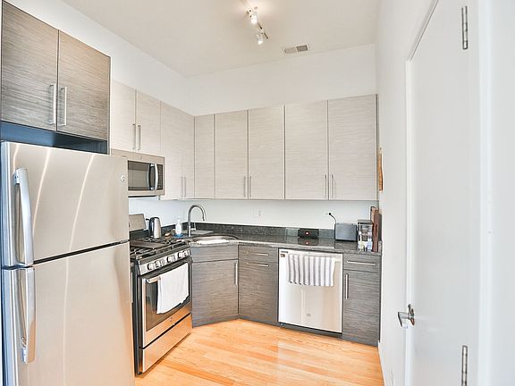4th image of 1512 N Ashland Ave #3F