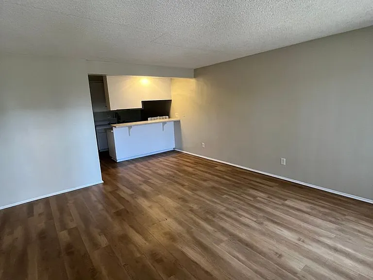 STUNNING APARTMENT! GREAT LOCATION! POOL PROPERTY — Photo 14