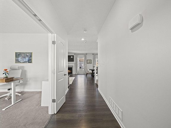4th image of 110 Cedarhurst Ct