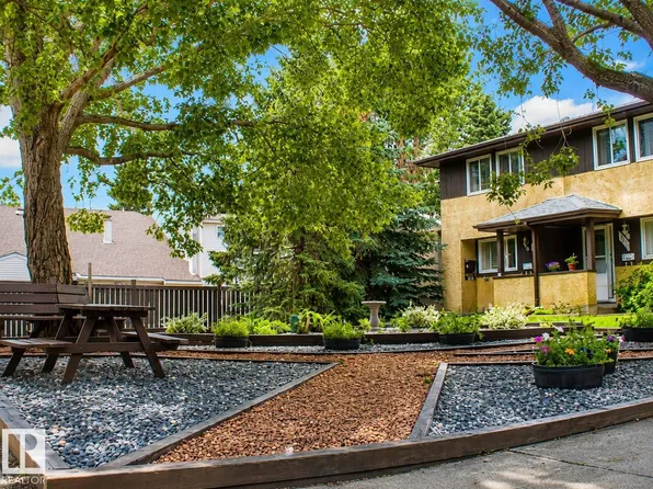 1704 37th St NW, Edmonton, AB T6L 2R7