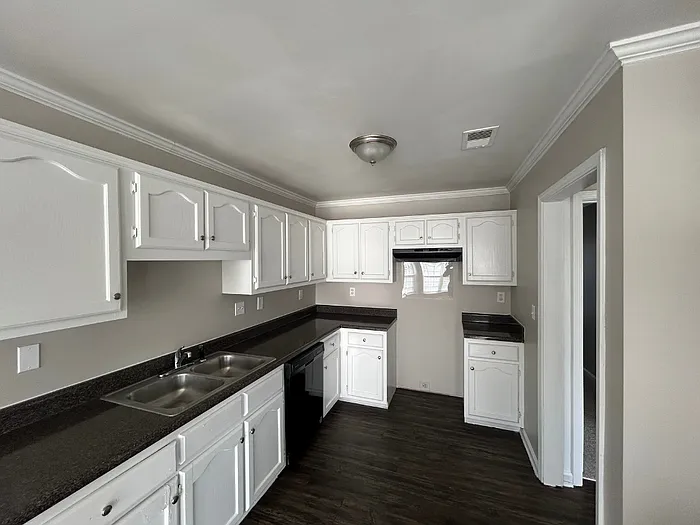 4 bed, 2.0 bath, 1965 sqft, $2,095 — Photo 4