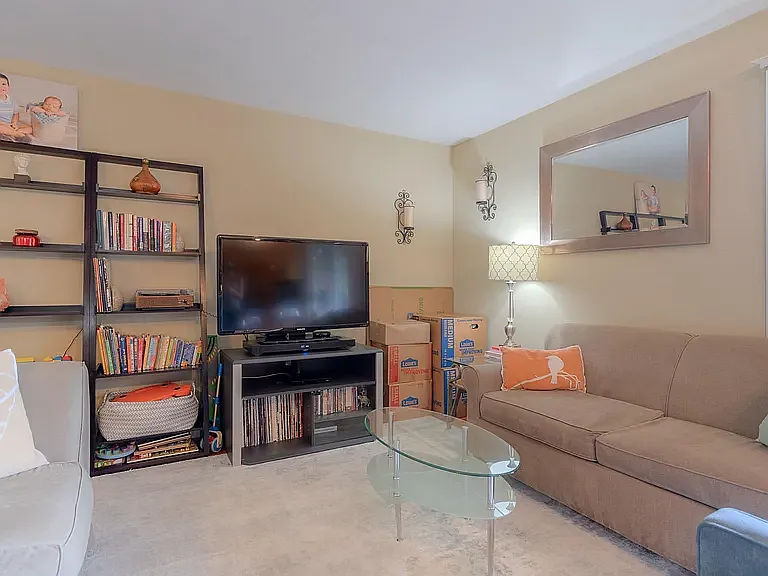 855 Claytor Sq — Photo 3