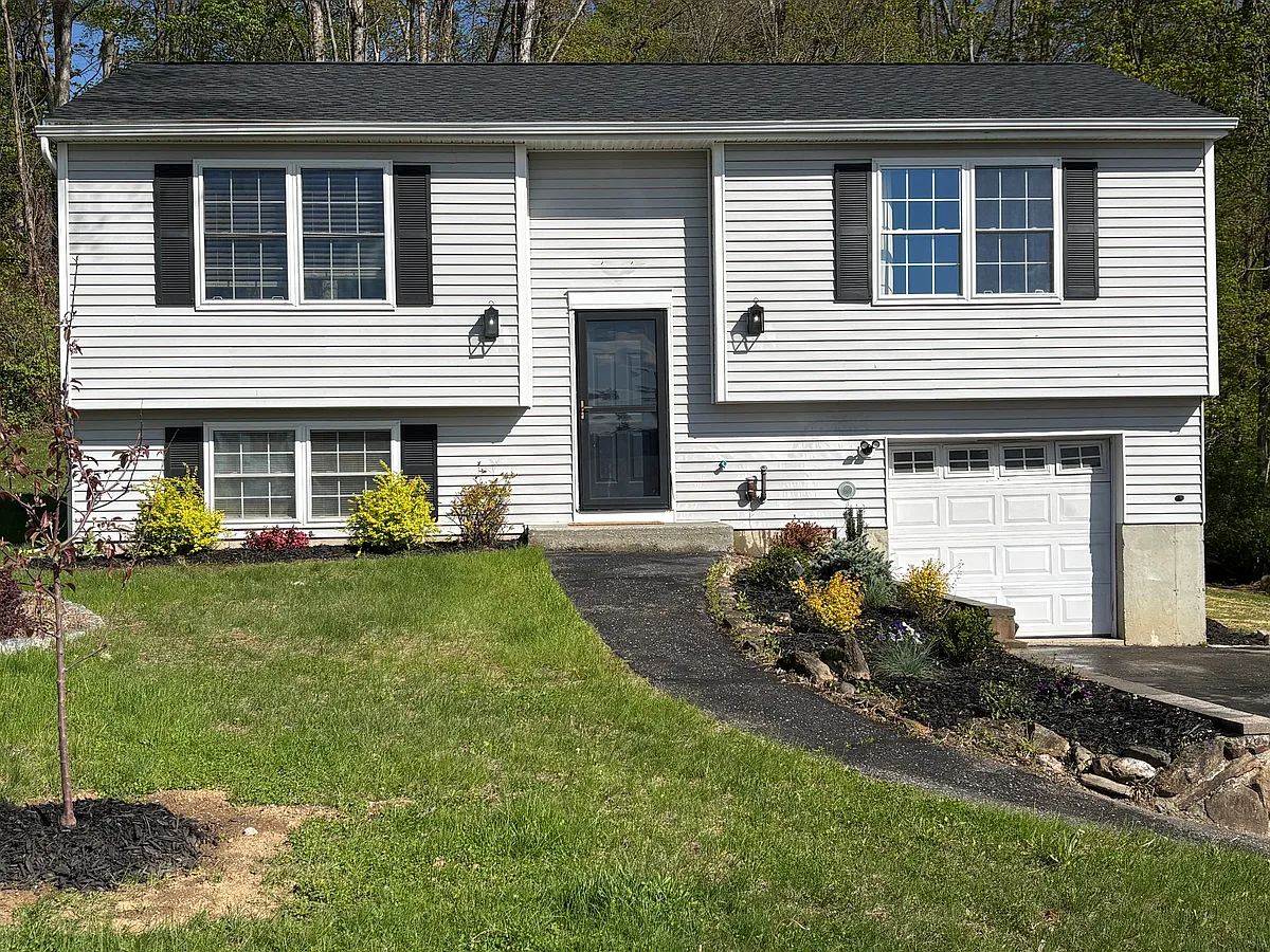 Building Photo - 20 Hemlock Ln