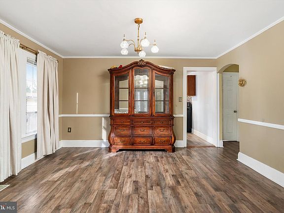 4th image of 81 Elizabeth Ave