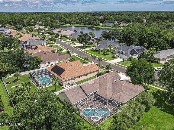 3rd image of 24 LAKESIDE Place W