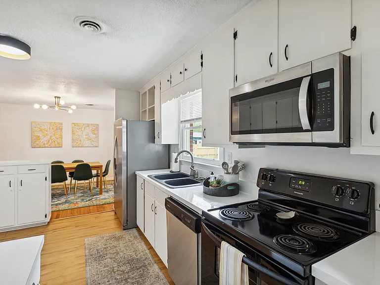 1104 Dickson Ave — Photo 12