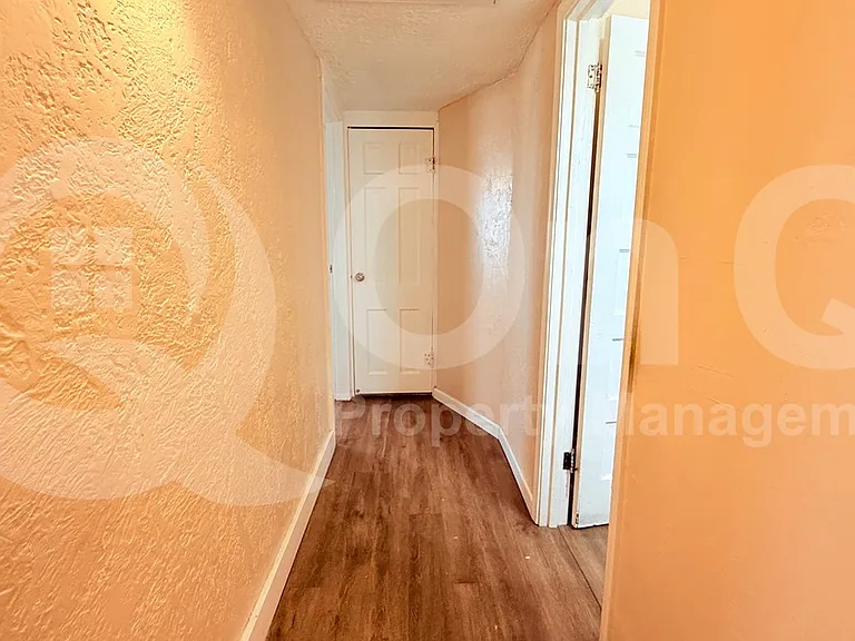 300 W 9th St — Photo 9