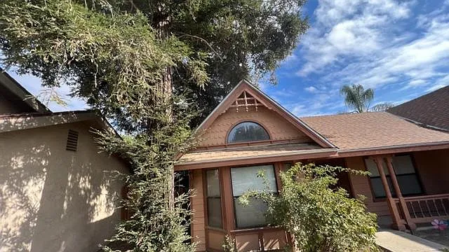 2122 N Clark Ct — Photo 2