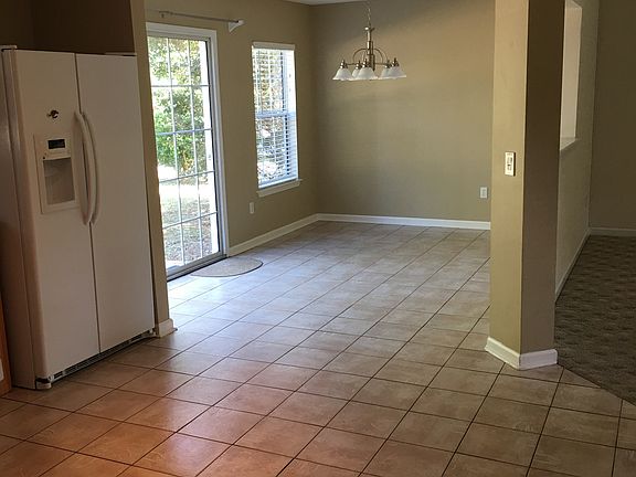 Dining area - now neutral 