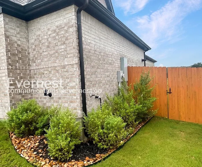 1447 Cowan Run — Photo 3