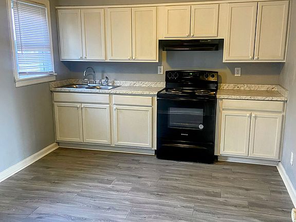 2nd image of 712 SE Parkway Dr