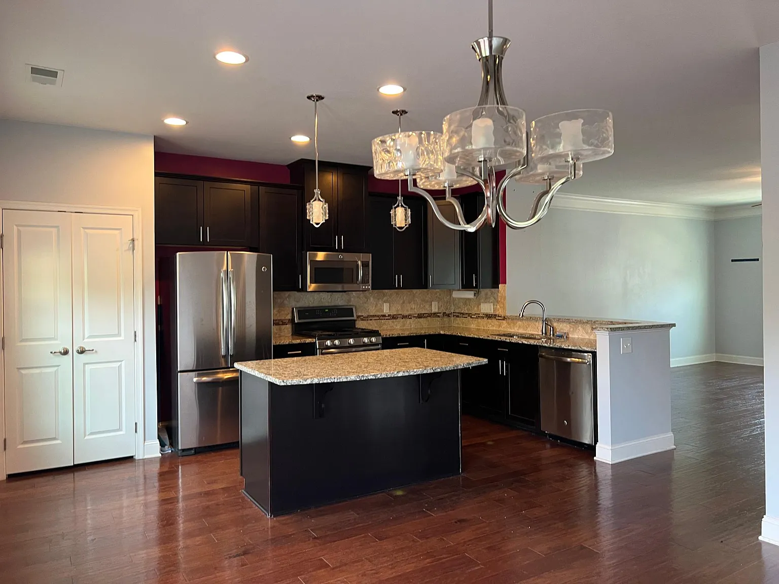 3 bed, 3.5 bath, 2141 sqft, $2,300 — Photo 3