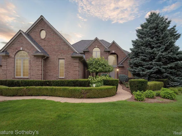 2630 Invitational Dr, Oakland, MI 48363