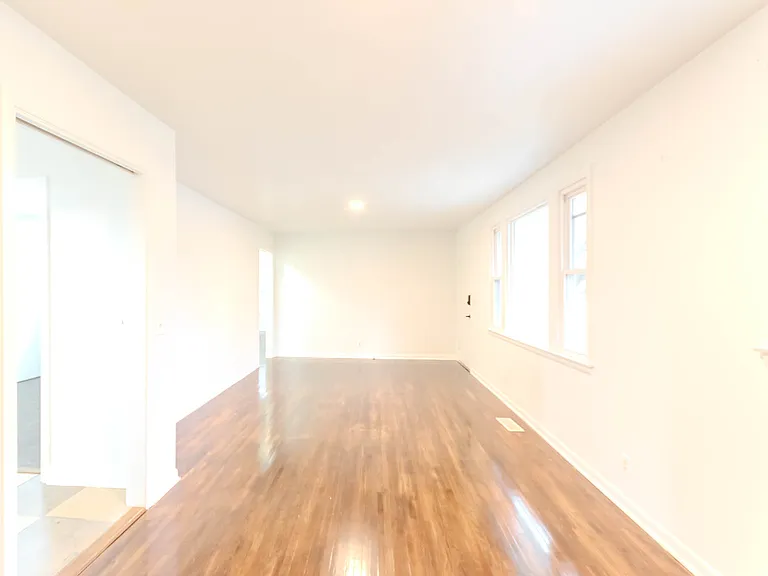 567 Valleywood Dr — Photo 3