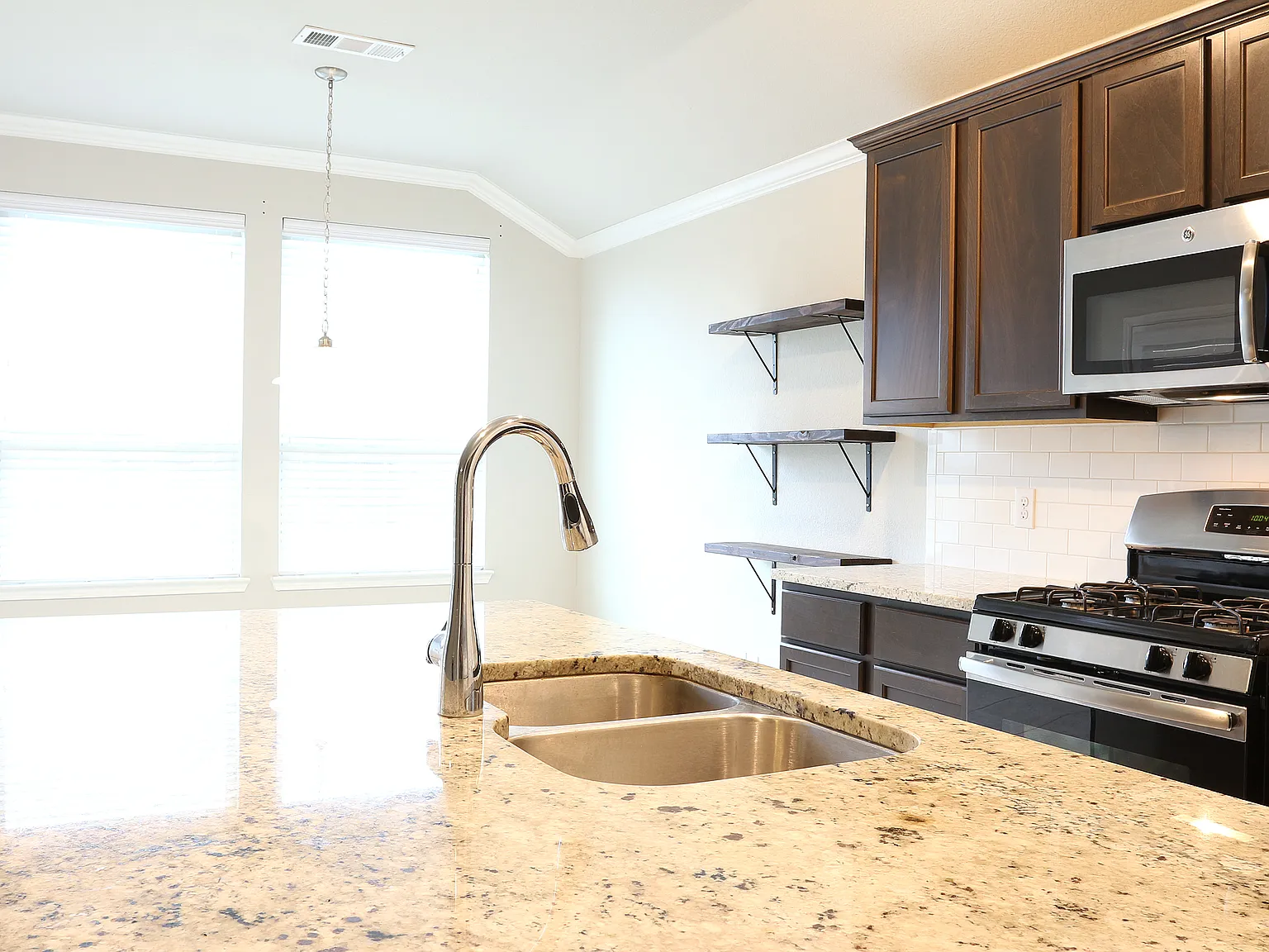 4 bed, 2.5 bath, 2098 sqft, $1,950 — Photo 3