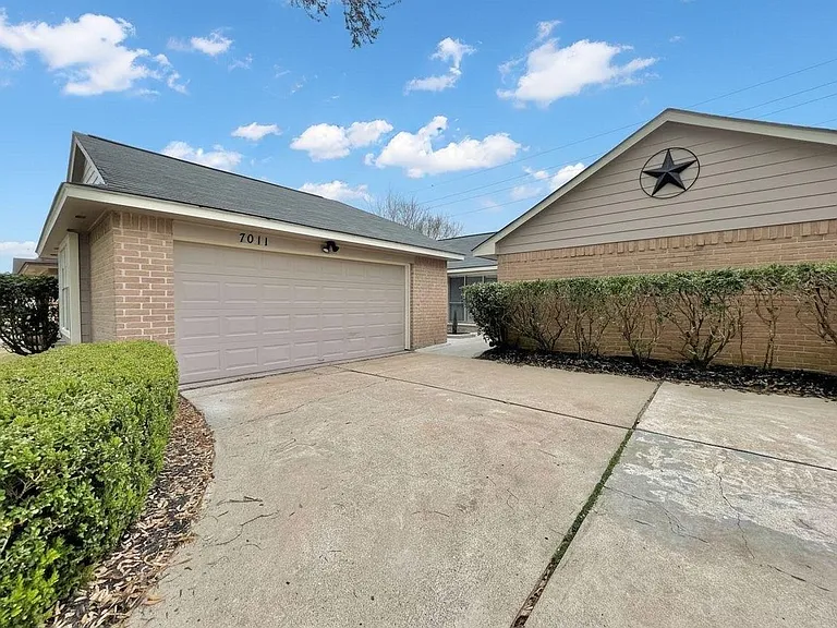 7011 Brockington Dr — Photo 2