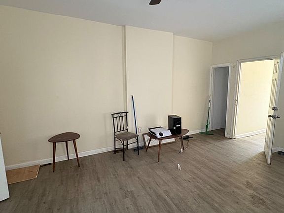 3rd image of 2037 W Toronto St