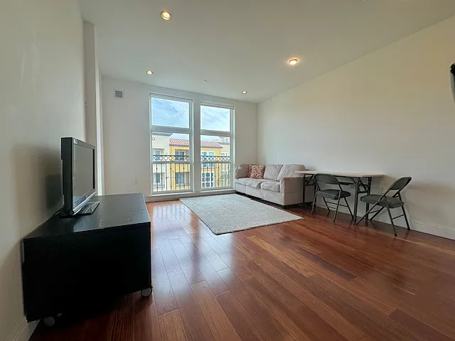 1 bed, 724 sqft, $3,000 — Photo 2