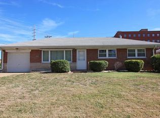 8600 Villa Crest Dr, Saint Louis, MO 63126