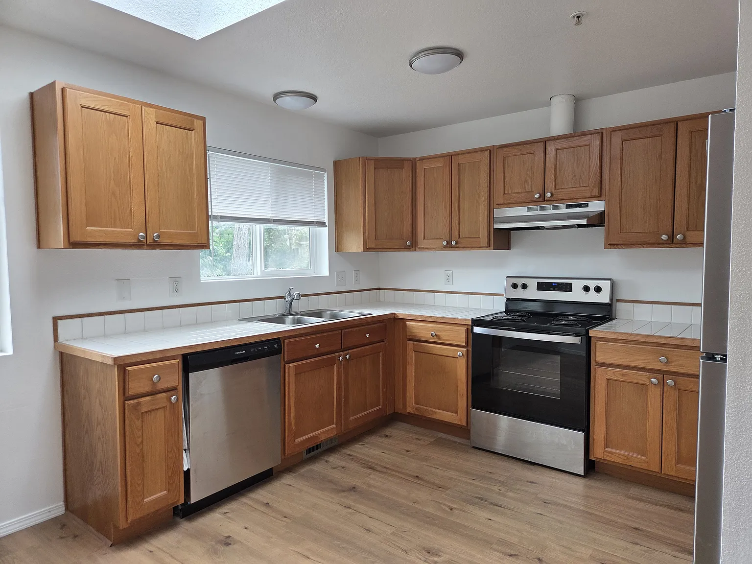 3 bed, 1000 sqft, $1,985 — Photo 2
