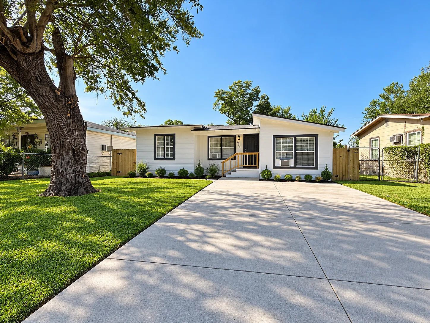 3 bed, 914 sqft, $1,300 — Photo 1