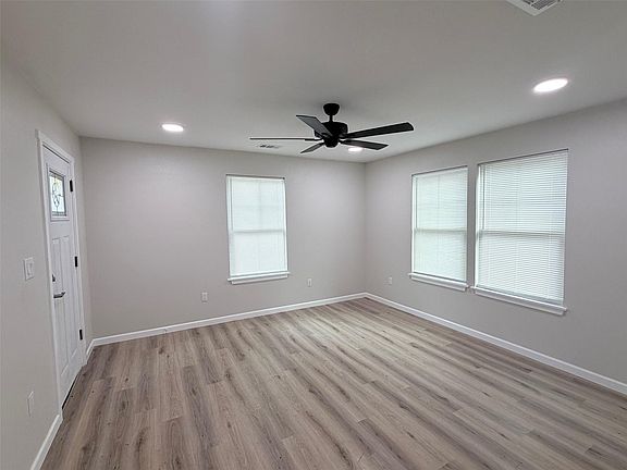 4th image of 403 Taylor St