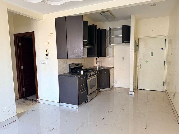 4th image of 360 43rd St APT 2A