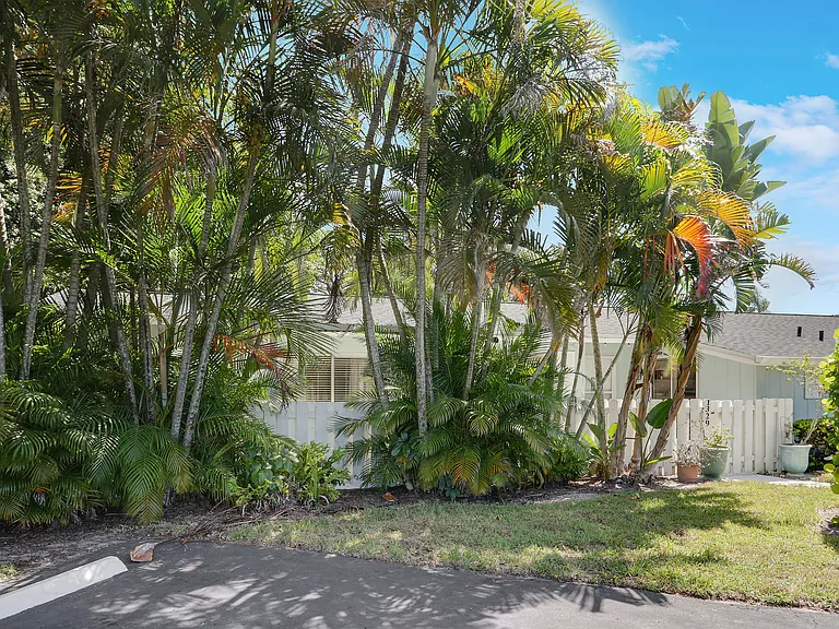 1329 Chippewa St — Photo 33
